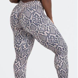 LiciFit Python V-Cut Scrunch Leggings